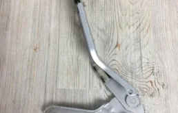 Петля капота левая для Audi Q7 2010 года на фотографиях