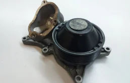 Насос охлаждающей жидкости ДВС(Помпа) для BMW X3 2012 года на фотографиях