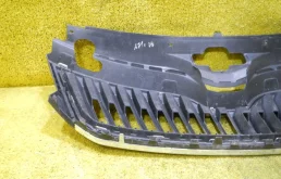 Решетка переднего бампера для Skoda Rapid 2015 года на фотографиях