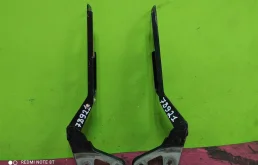 Петля капота правая для Audi Q7 2010 года на фотографиях