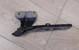 Петля капота правая для Audi Q3 на фотографиях