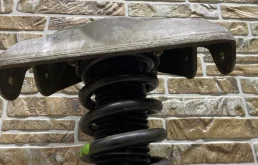 Амортизатор передний левый для Audi Q7 на фотографиях