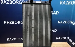 Радиатор охлаждения ДВС для Volkswagen Golf 2011 года на фотографиях