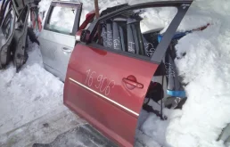 Стекла и зеркала для Volkswagen Touran 2008 года на фотографиях