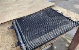 Радиатор кондиционера для Jaguar XF 2014 года на фотографиях