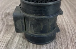 Датчик массового расхода воздуха для Opel Zafira 2004 года на фотографиях