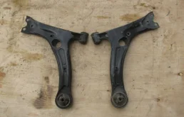 Рычаг передний левый нижний для Toyota Corolla 2007 года на фотографиях