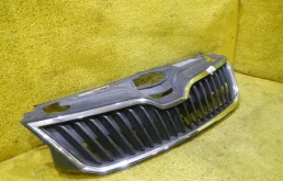 Решетка переднего бампера для Skoda Rapid 2015 года на фотографиях