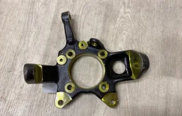 Кулак поворотный правый для Mitsubishi Pajero на фотографиях