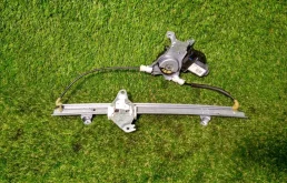 Стеклоподъемник передний левый для Nissan Note 2006 года на фотографиях