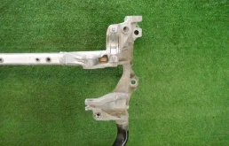 Подрамник двигателя для Audi Q7 2015 года на фотографиях