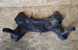 Подрамник двигателя для Hyundai Solaris 2011 года на фотографиях