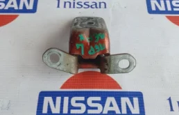 Петля двери задняя левая верхняя для Nissan Note 2011 года на фотографиях
