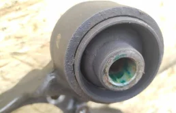 Цапфа задняя левая для Mitsubishi Pajero на фотографиях