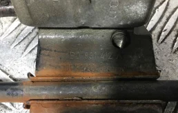 Петля двери передней правой Volkswagen Passat B5 (1996-2000) бензин 1.6 i Механика Универсал