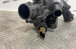 Корпус термостата системы охлаждения ДВС для Citroen C5 2012 года на фотографиях