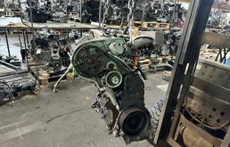 Двигатель Audi A4 06B100032X AMB