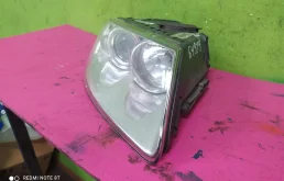 Фары для Volkswagen Touareg 2002 года на фотографиях