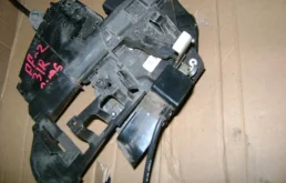 Замок двери задней правой Ford Focus 2