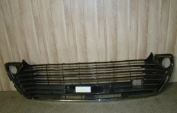 Решетка в бампер центральная Toyota Camry XV50