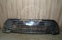 Решетка в бампер центральная Toyota Camry XV50