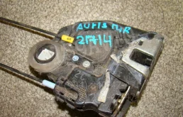 Замок двери передней правой Toyota Auris E150