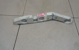 Кронштейн переднего бампера правый Ford Focus 2