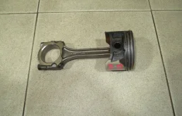 Поршень с шатуном Nissan Almera N16