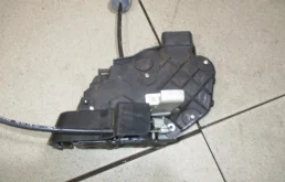 Замок двери задней правой Ford Focus 2