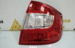 Фонарь правый для Skoda Rapid 2014 года на фотографиях
