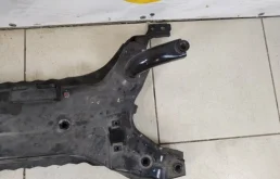 Подрамник двигателя для Mitsubishi Outlander 2016 года на фотографиях