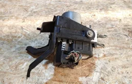 Блок ABS для Toyota Avensis на фотографиях