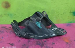 Кронштейн правой фары нижний для Audi Q7 2010 года на фотографиях