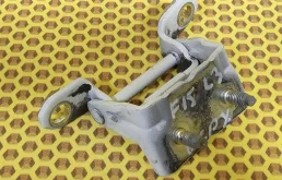 Петля двери задняя верхняя Nissan Juke 2012 824011KA0A F15 MR16DDT, задняя левая