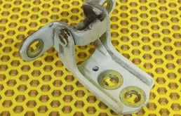 Петля двери задняя нижняя Nissan Juke 2012 824211KA0A F15 MR16DDT, задняя левая