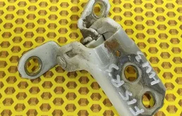 Петля двери задняя нижняя Nissan Juke 2012 824201KA0A F15 MR16DDT, задняя правая