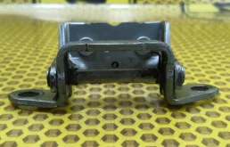 Петля двери задняя верхняя Nissan Juke 2011 824011KA0A F15 MR16DDT, задняя левая