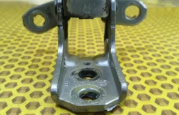 Петля двери задняя нижняя Nissan Juke 2011 824201KA0A F15 MR16DDT, задняя правая