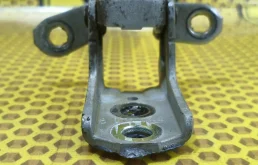 Петля двери передняя нижняя Nissan Juke 2011 824201KA0A F15 MR16DDT, передняя правая