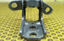 Петля двери задняя нижняя Nissan Juke 2011 824211KA0A F15 MR16DDT, задняя левая