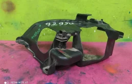 Кронштейн правой фары нижний для Audi Q7 2010 года на фотографиях