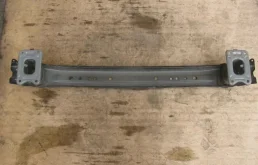 Усилитель переднего бампера для Subaru Legacy 2013 года на фотографиях