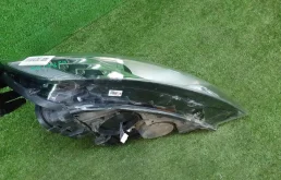 Фара правая для Audi Q7 2013 года на фотографиях