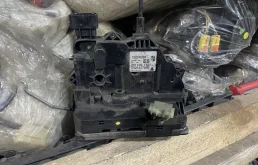 замок двери задний правый opel corsa D