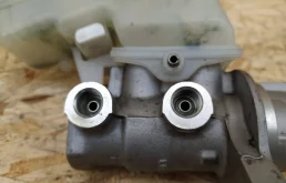 Главный тормозной цилиндр для Suzuki Grand Vitara на фотографиях