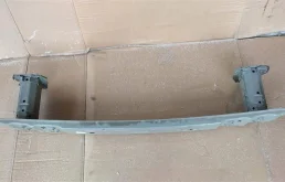 Усилитель переднего бампера для Toyota Corolla 2012 года на фотографиях