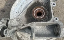 Поворотный кулак задний правый Land Rover Range