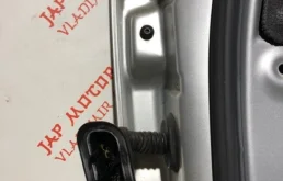 Дверь передняя правая для Audi A4 2001 года на фотографиях