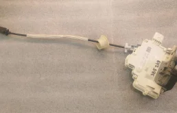 замок двери передней правой Volkswagen Touareg 2 7P6 2011