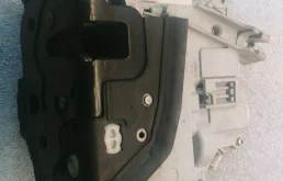 замок двери передней правой Audi Q5  2010